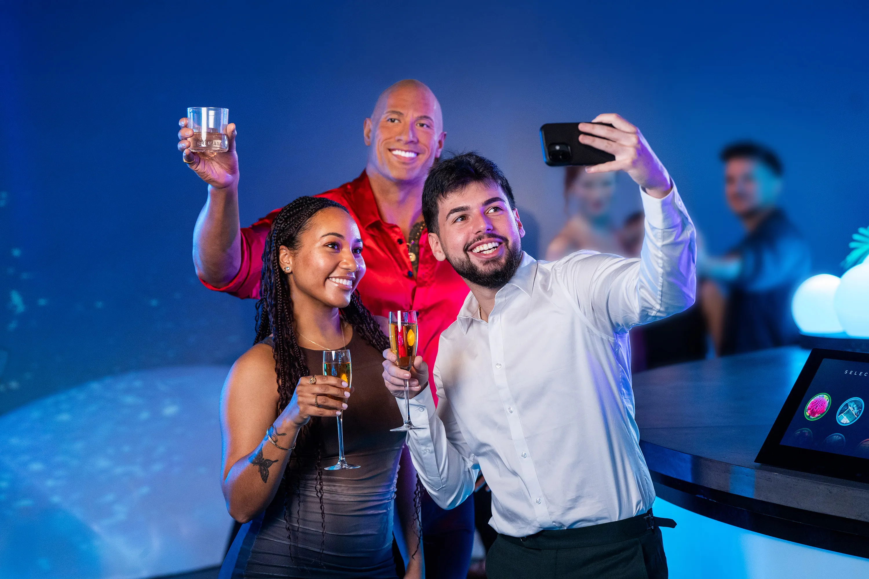 07 MTS Dwaynejohnson Illuminatesyd [USE GLOBAL] [EXP INPERP] Couple Taking Selfie