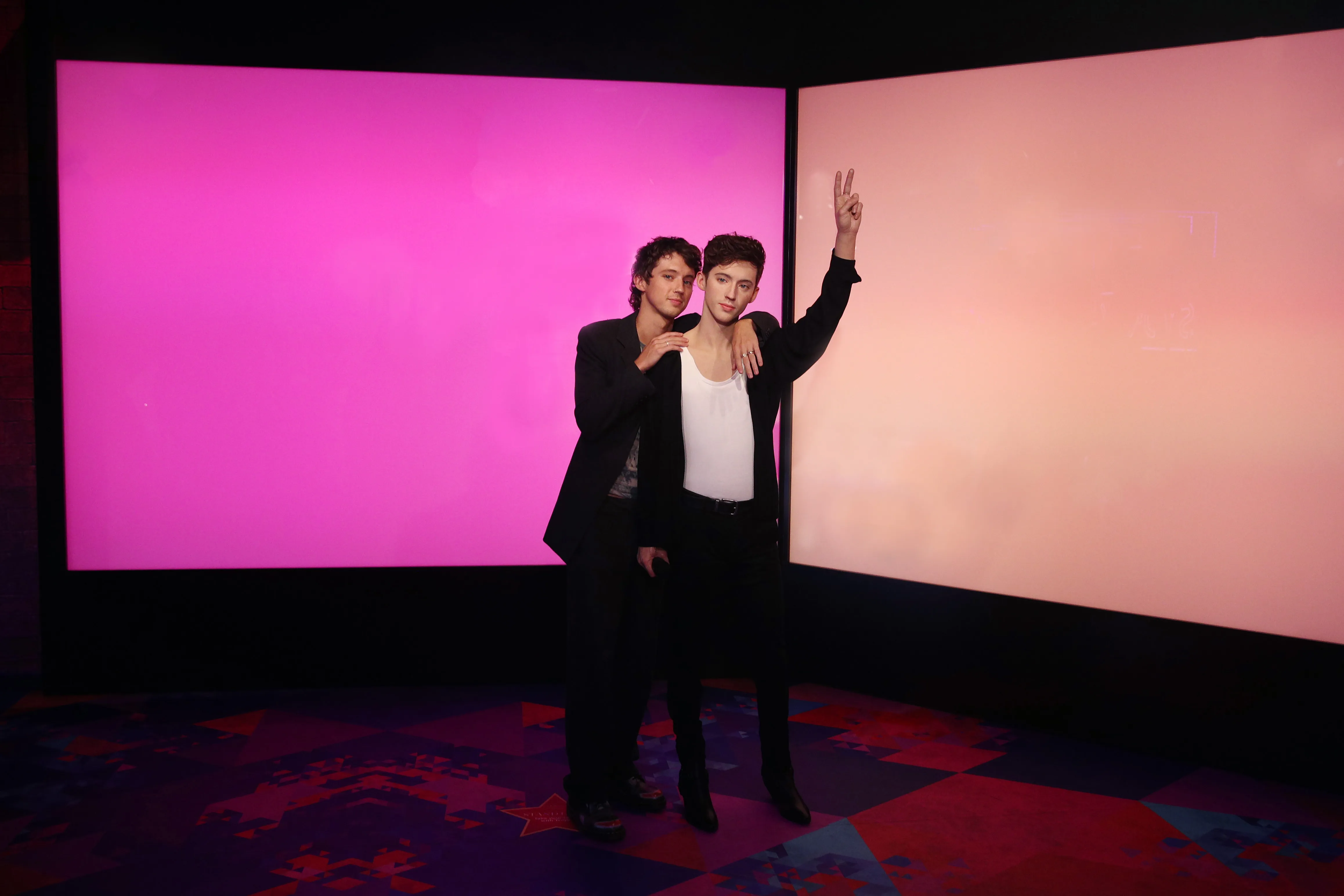 Troye Sivan Meets His Madametussauds Double In Sydney (2)