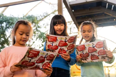 WILD LIFE Sydney Zoo Kids Looking At Quest Map