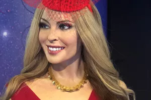 kylie minogue with red hat