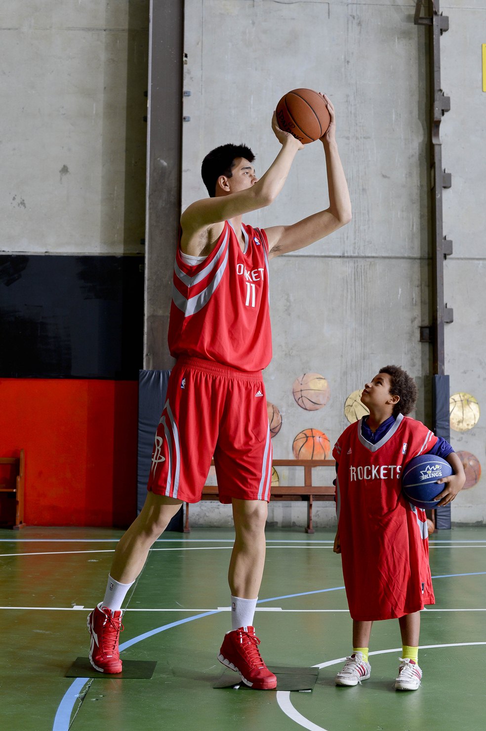 yao ming playing basket ball with child