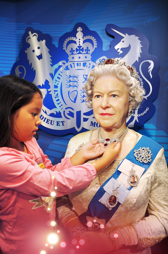 Mädchen bewundert die Juwelen von Queen Elizabeth II im Madame Tussauds™ Wien 