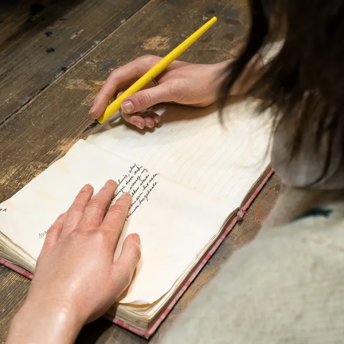 Anne Frank schreibt ihr Tagebuch im Madame Tussauds™ Wien