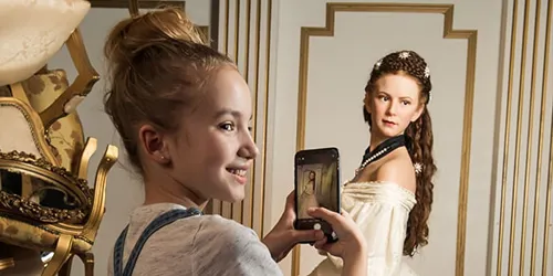 Mache ein Foto mit Kaiserin Sisi im Madame Tussauds™ Wien