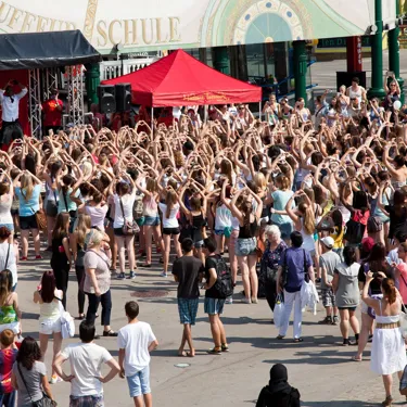 Madame Tussauds Justin Bieber Flashmob Massen 1