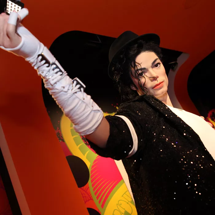 Posiere mit dem King of Pop Michael Jackson