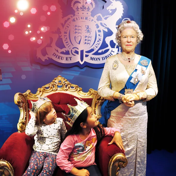 Mädchen zu Besuch bei Queen Elizabeth II im Madame Tussauds™ Wien