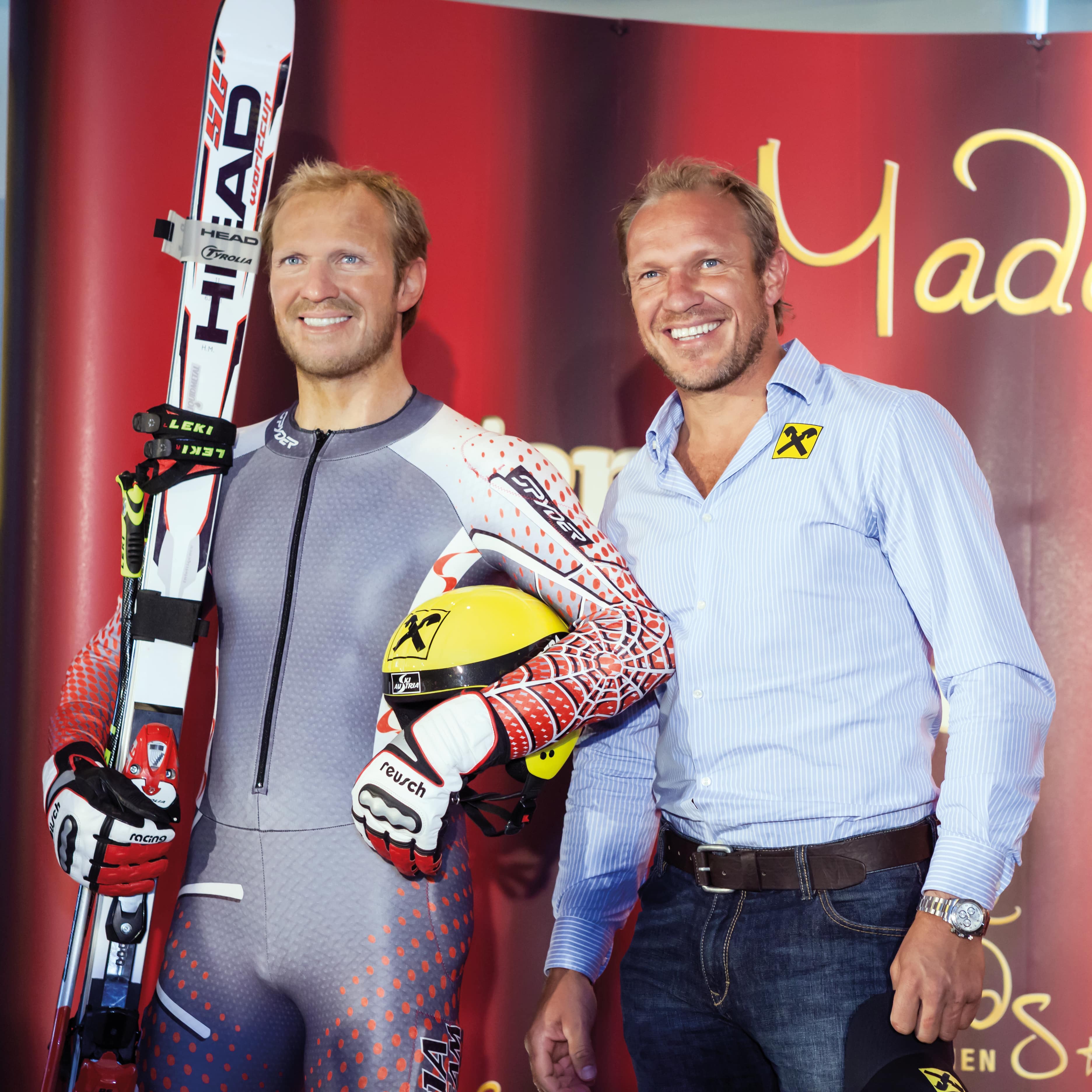 Skirennläufer Hermann Maier posiert neben seiner Wachsfigur im Madame Tussauds™ Wien 