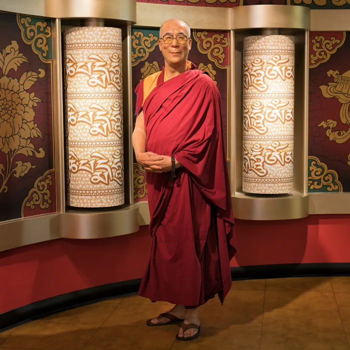 Posiere mit dem Dalai Lama im Madame Tussauds™ Wien