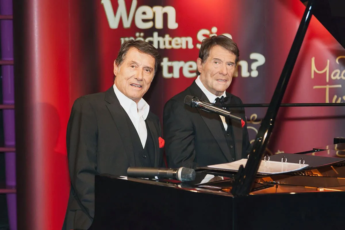 Udo Jürgens neben seiner Wachsfigur am Klavier