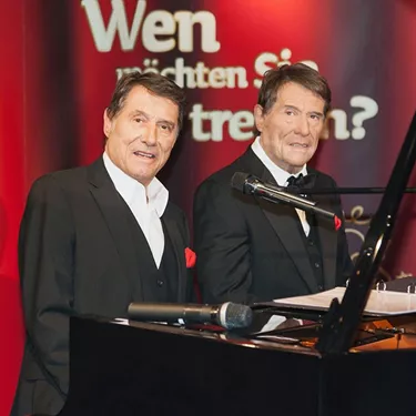 Udo Jürgens neben seiner Wachsfigur am Klavier