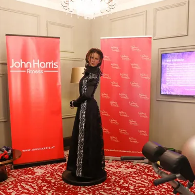 Sisi im Fitnessstudio mit dem Madame Tussauds™ Wien