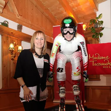 Skirennläuferin Renate Götschl posiert neben ihrer Wachsfigur im Madame Tussauds™ Wien 
