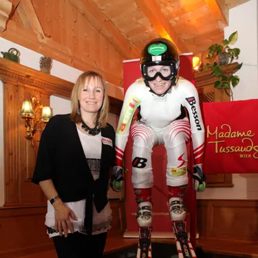 Skirennläuferin Renate Götschl posiert neben ihrer Wachsfigur im Madame Tussauds™ Wien