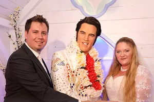 Lass dich von Elvis Presley verheiraten im Madame Tussauds™ Wien 