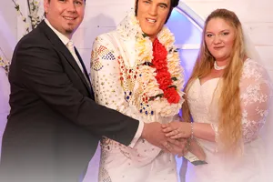 Lass dich von Elvis Presley verheiraten im Madame Tussauds™ Wien 