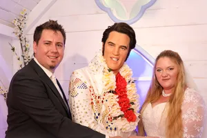 Lass dich von Elvis Presley verheiraten im Madame Tussauds™ Wien