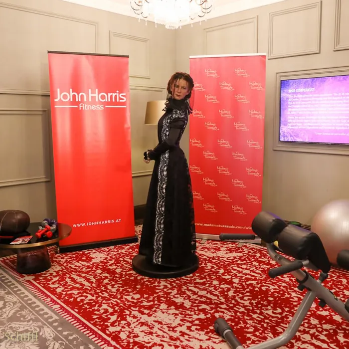 Sisi at the gym with Madame Tussauds™ Vienna