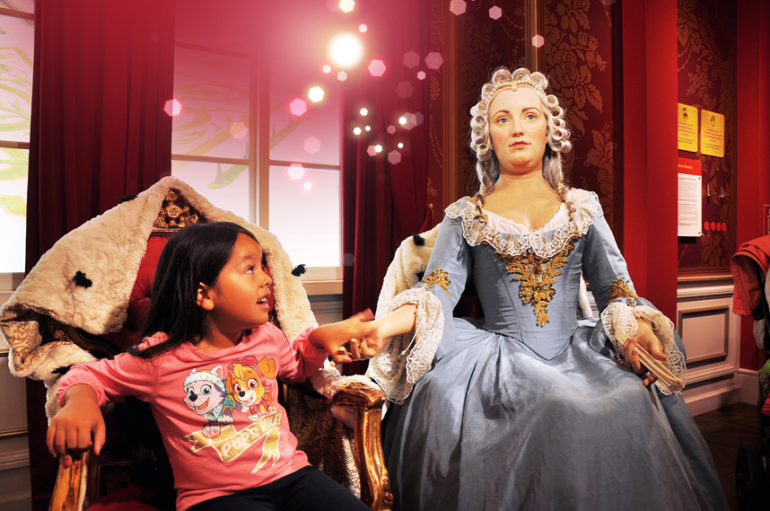 Mädchen mit Maria Theresia im Madame Tussauds™ Wien 