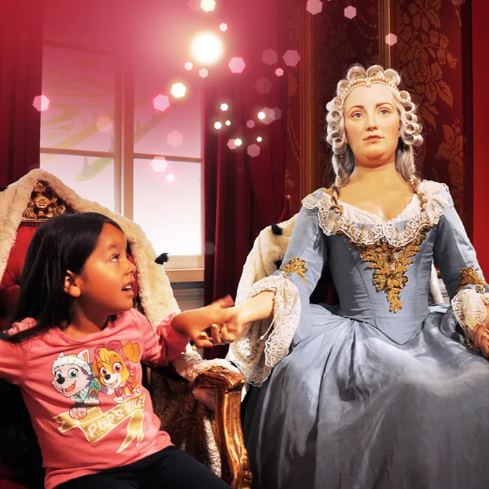 Mädchen mit Maria Theresia im Madame Tussauds™ Wien