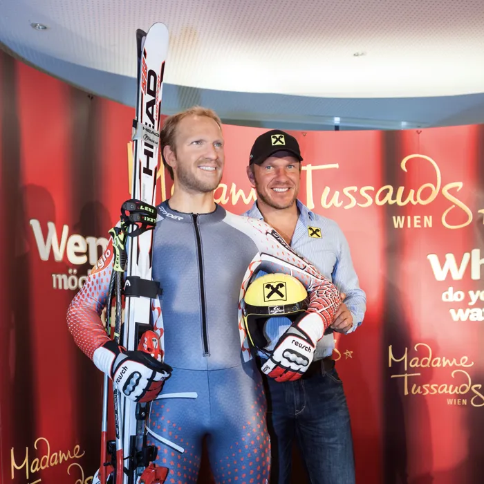 Hermann Maier neben seiner Wachsfigur im Madame Tussauds™ Wien