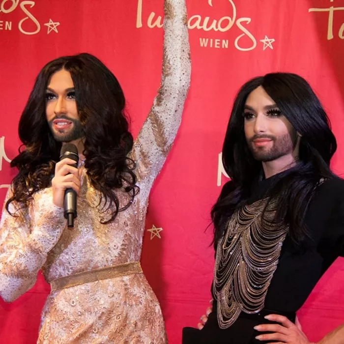 Conchita Wurst posiert neben ihrer Figur im Madame Tussauds™ Wien