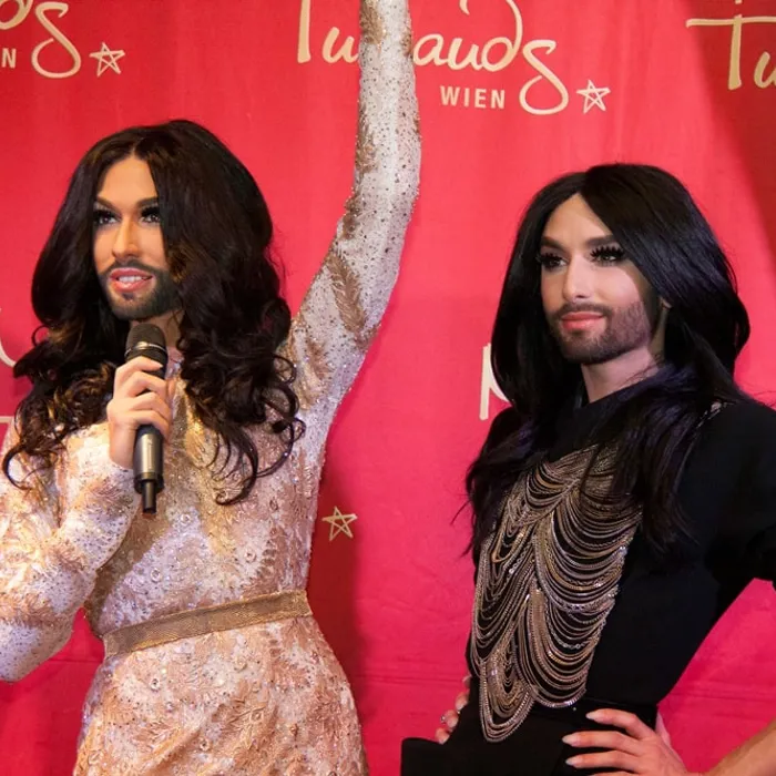 Conchita Wurst posiert neben ihrer Figur im Madame Tussauds™ Wien