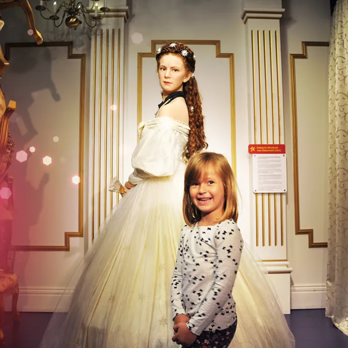 Posiere neben der Kaiserin Sisi im Madame Tussauds™ Wien