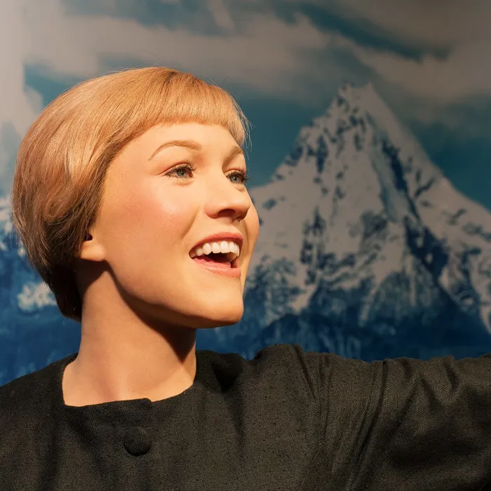 Triff Julie Andrews in ihrer Rolle als Maria von Trapp aus The Sound of Music