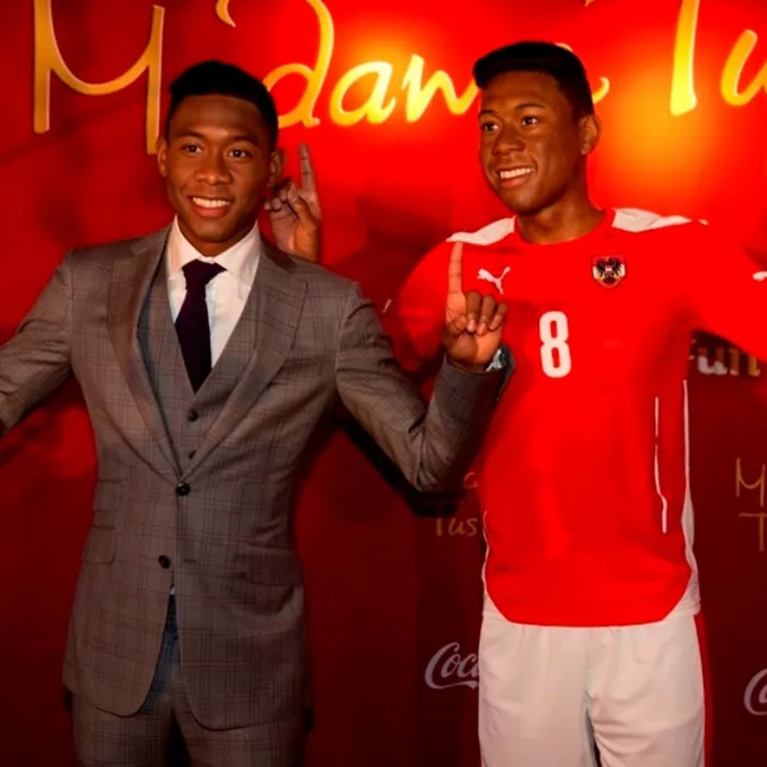 David Alaba neben seiner Wachsfigur im Madame Tussauds™ Wien
