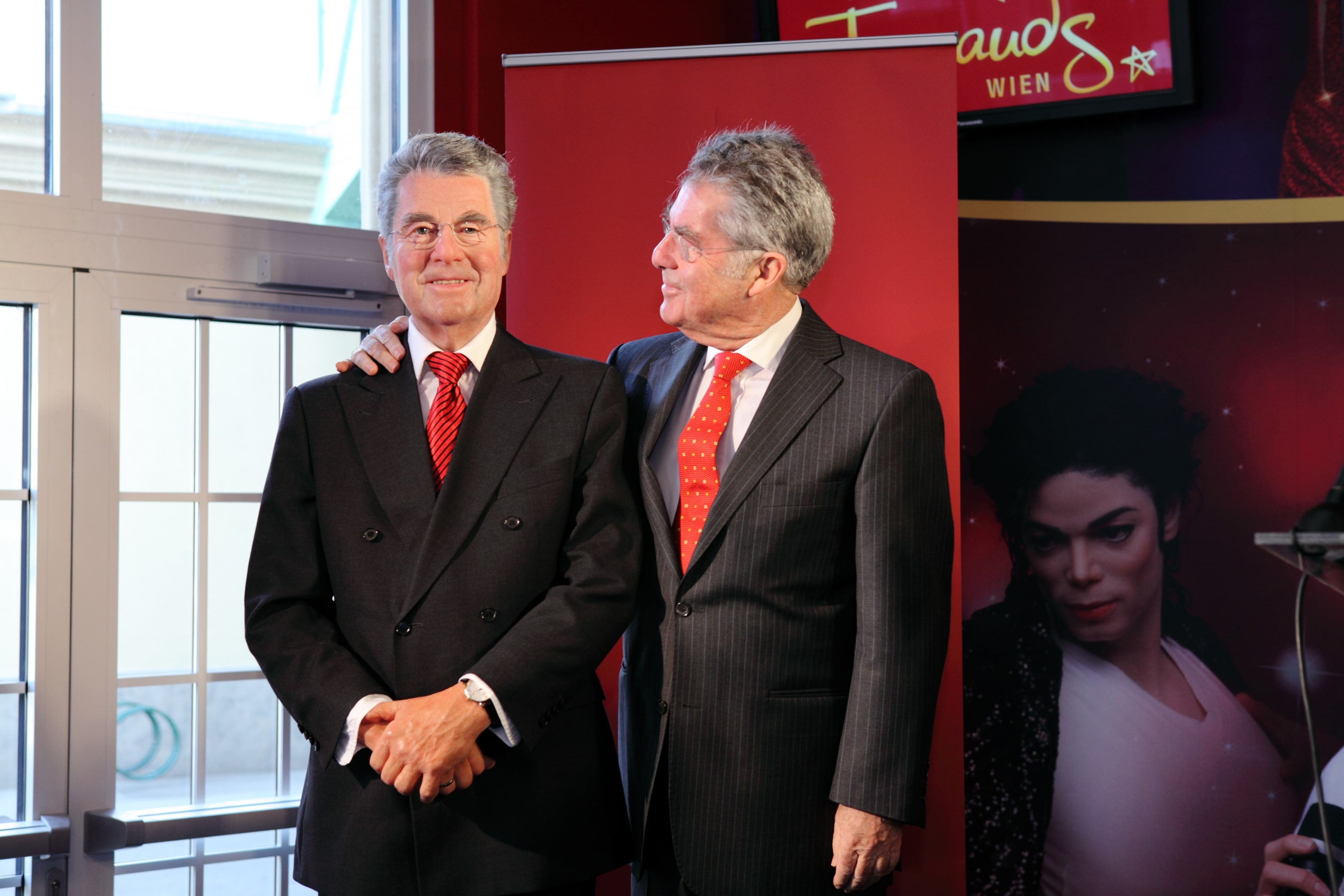 Ehemaliger Bundespräsident Heinz Fischer neben seiner Wachsfigur im Madame Tussauds™ Wien