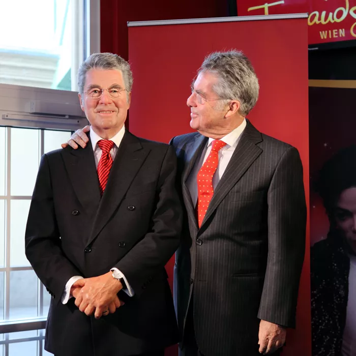 Ehemaliger Bundespräsident Heinz Fischer neben seiner Wachsfigur im Madame Tussauds™ Wien