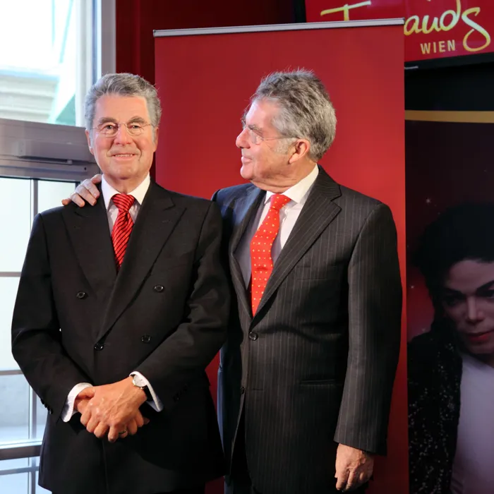 Ehemaliger Bundespräsident Heinz Fischer neben seiner Wachsfigur im Madame Tussauds™ Wien